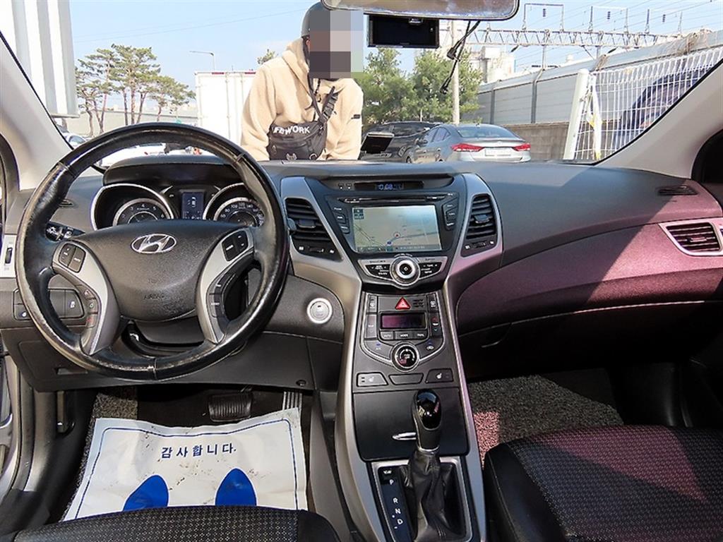 HYUNDAI Avante - Vista 7