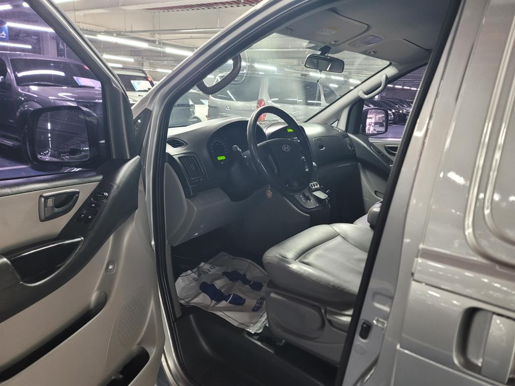 HYUNDAI Starex - Vista 10