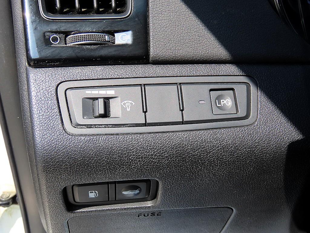 HYUNDAI Sonata - Vista 12