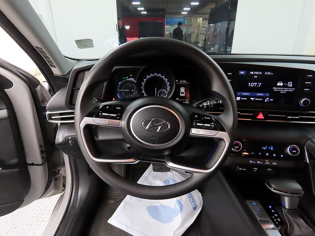 HYUNDAI Avante - Vista 9