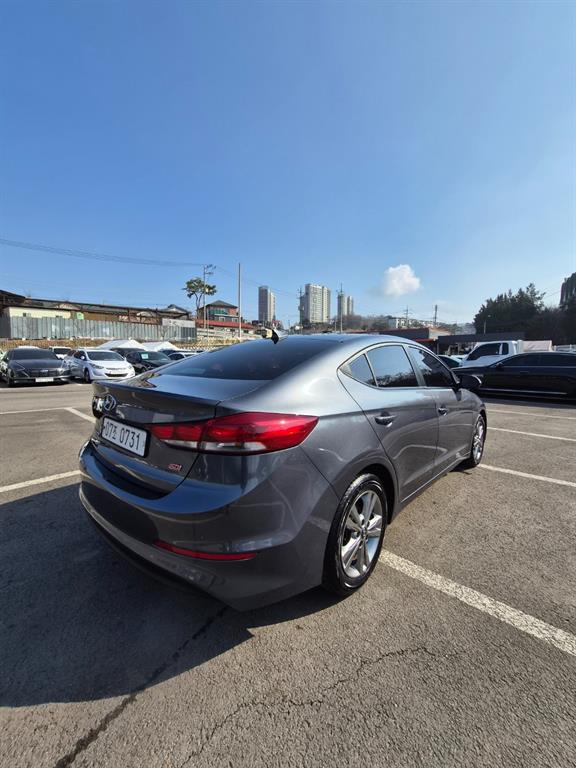 HYUNDAI Avante - Vista 5