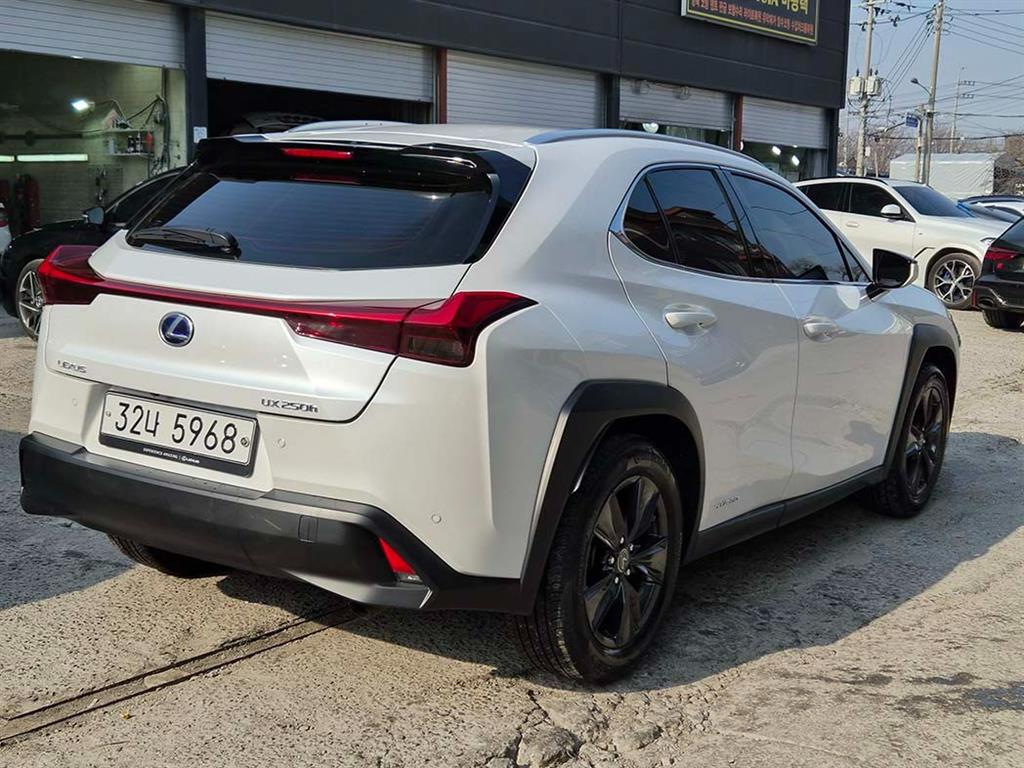 Lexus UX - Vista 4