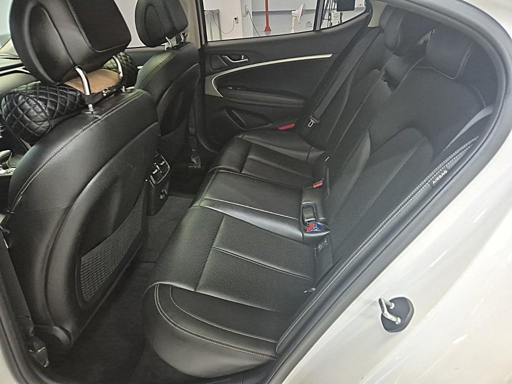 Genesis G70 - Vista 12