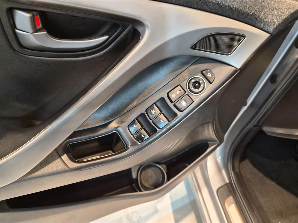 HYUNDAI Avante - Vista 10