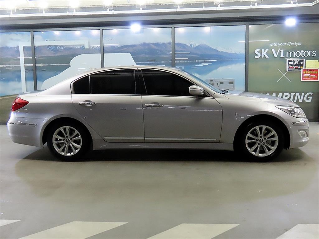 HYUNDAI Genesis - Vista 3