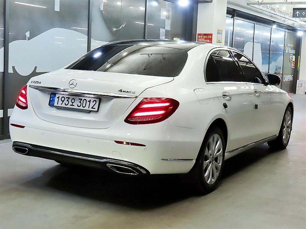 Mercedes Benz E class - Vista 4
