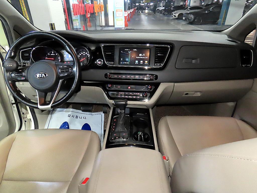 KIA Carnival - Vista 10