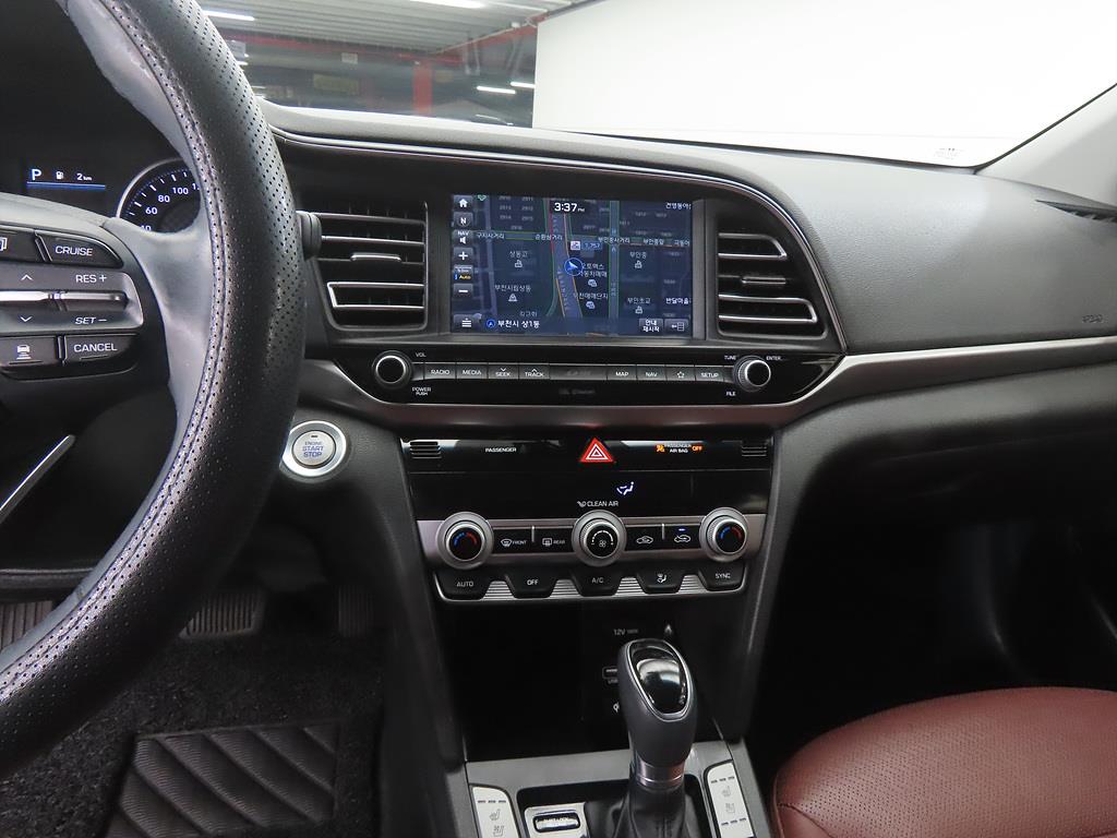 HYUNDAI Avante - Vista 10