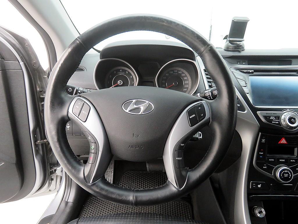 HYUNDAI Avante - Vista 10