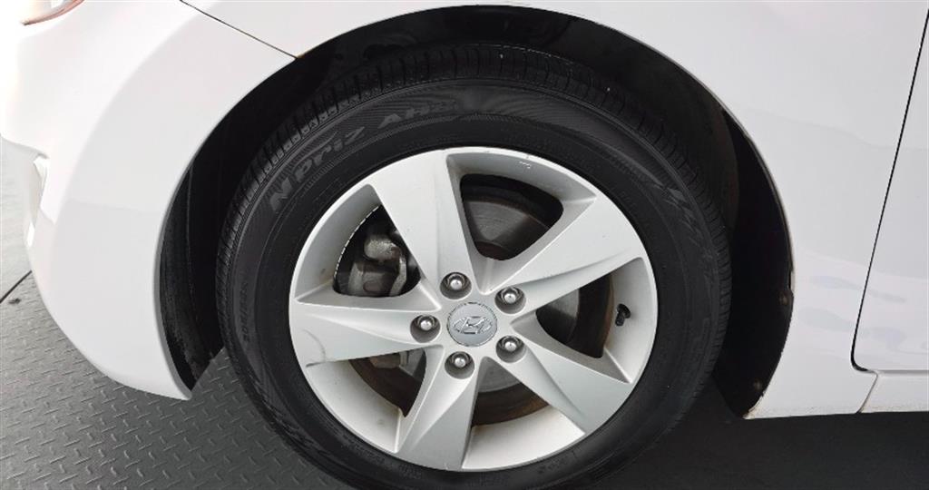 HYUNDAI Avante - Vista 5