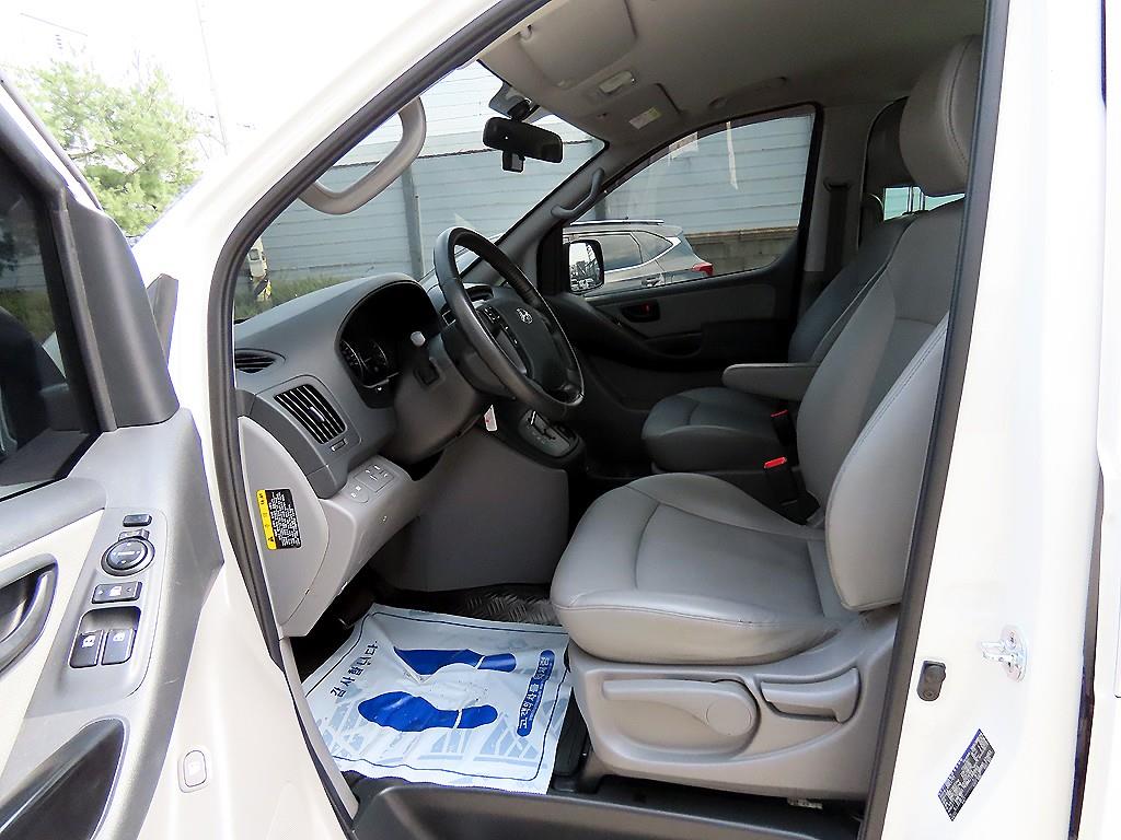 HYUNDAI Starex - Vista 5