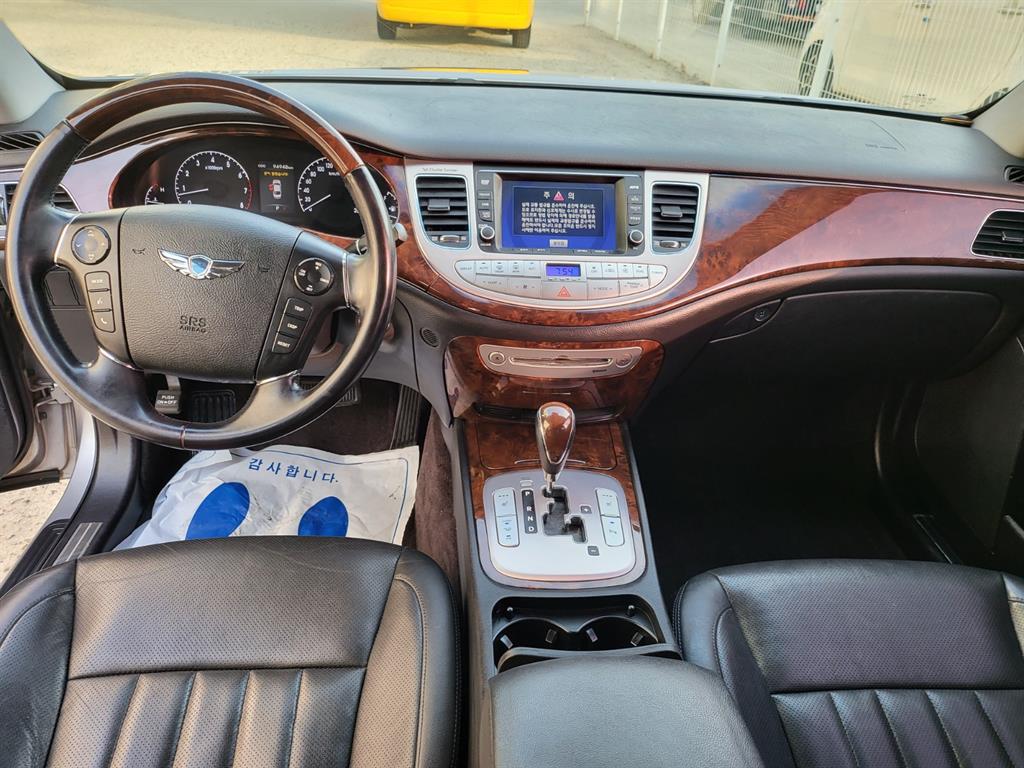 HYUNDAI Genesis - Vista 7