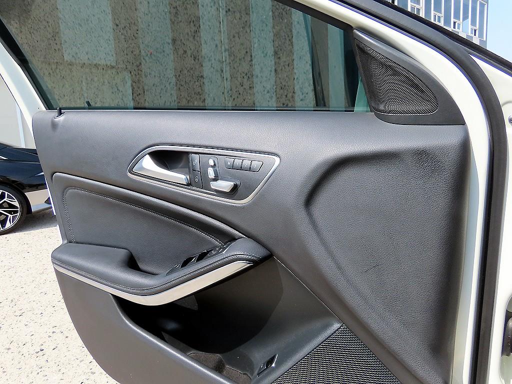 Mercedes Benz GLA Class - Vista 11