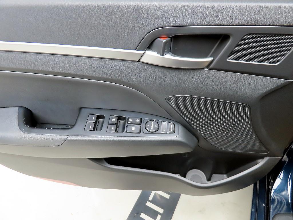 HYUNDAI Avante - Vista 11