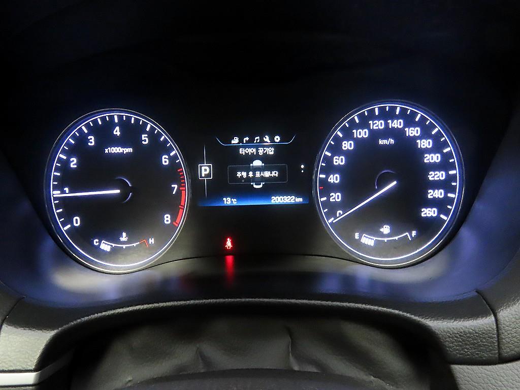 HYUNDAI Genesis - Vista 5