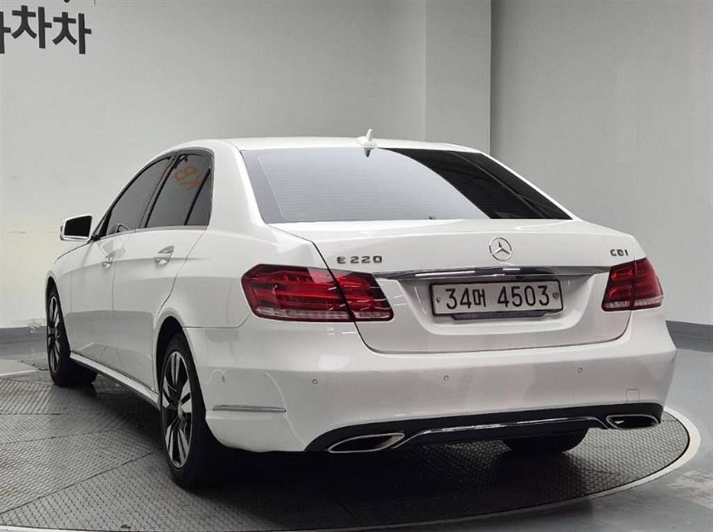 Mercedes Benz E class - Vista 4