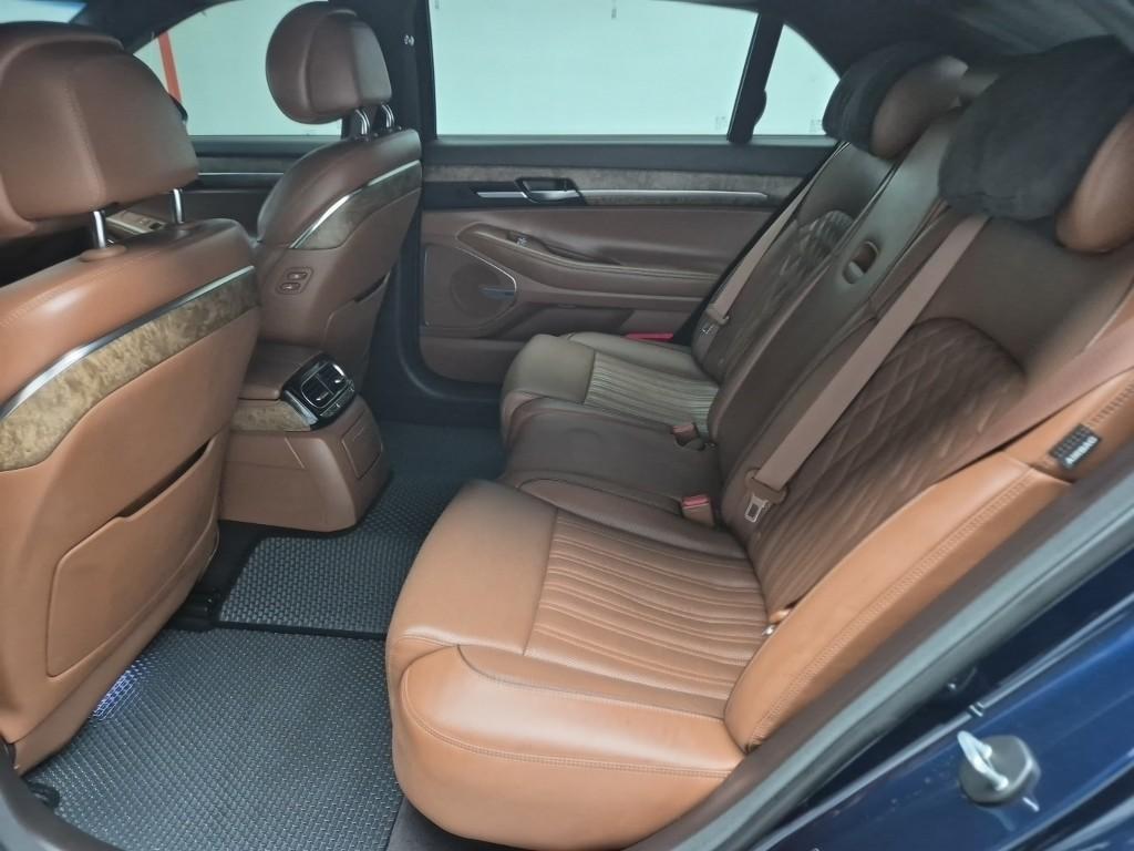 Genesis G90 - Vista 12