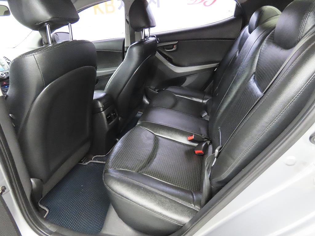 HYUNDAI Avante - Vista 6