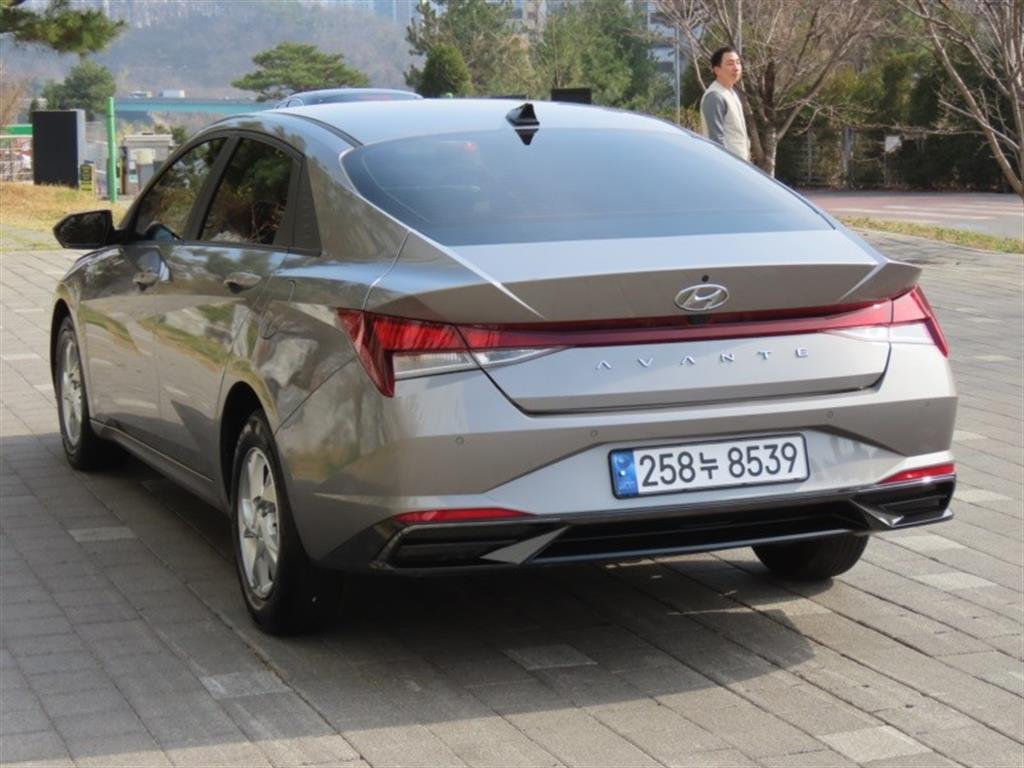 HYUNDAI Avante - Vista 7