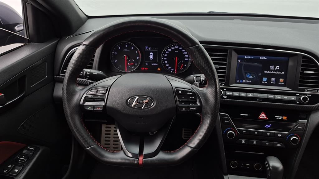 HYUNDAI Avante - Vista 10