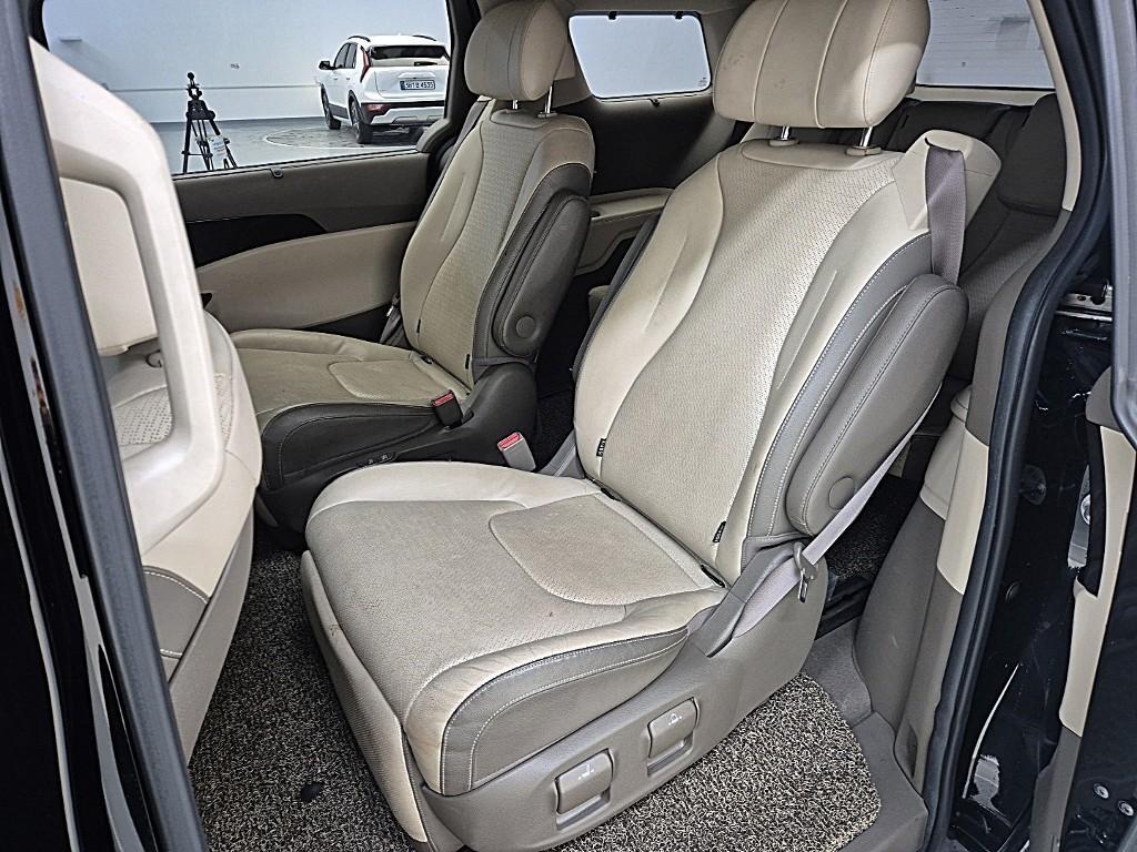 KIA Carnival - Vista 12