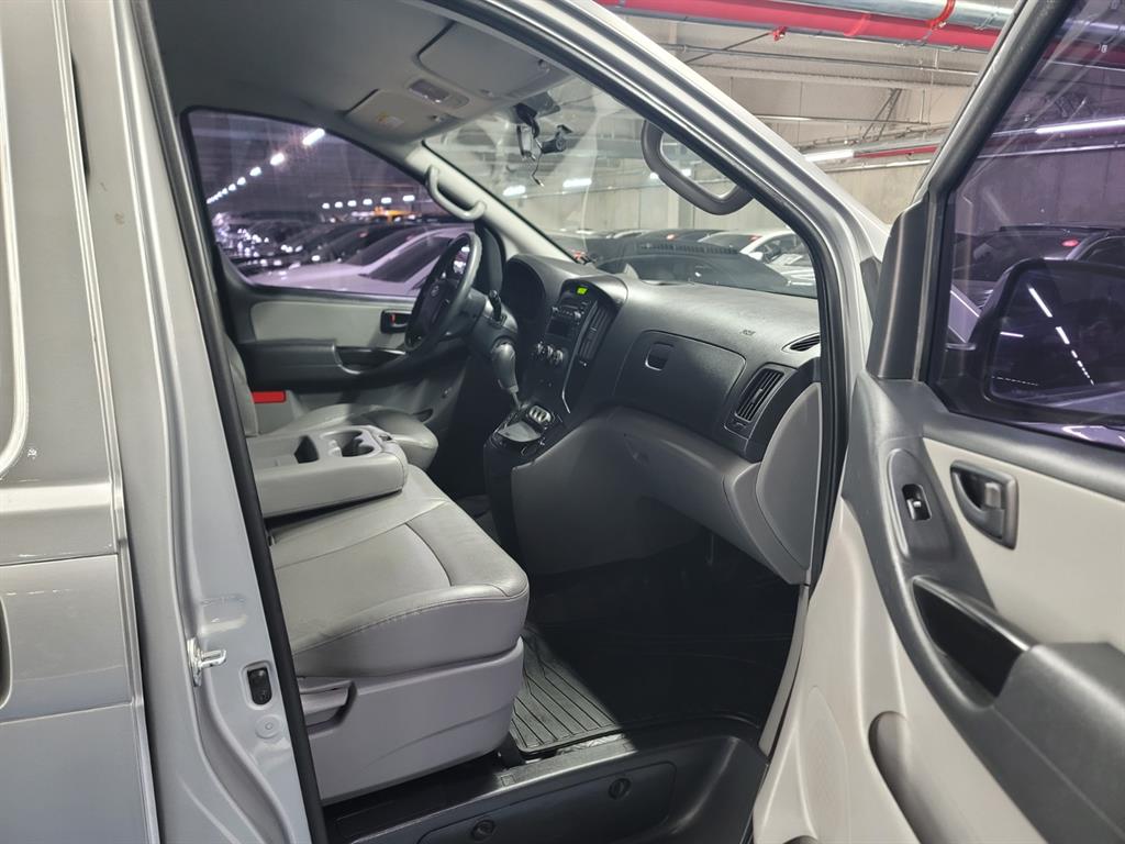 HYUNDAI Starex - Vista 9