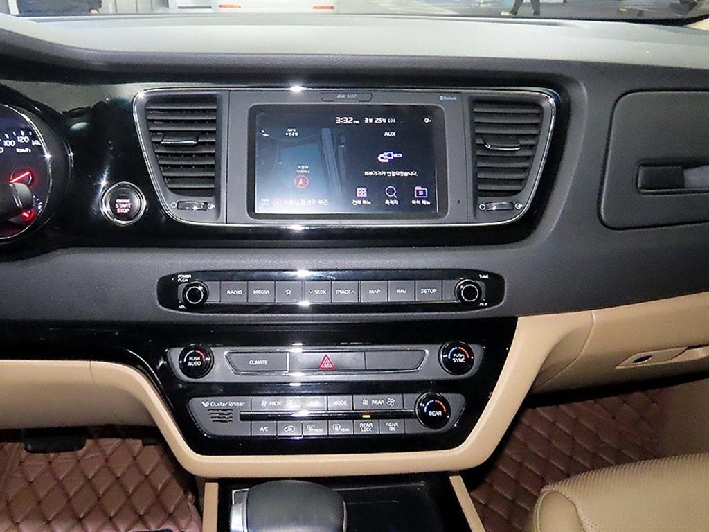 KIA Carnival - Vista 11