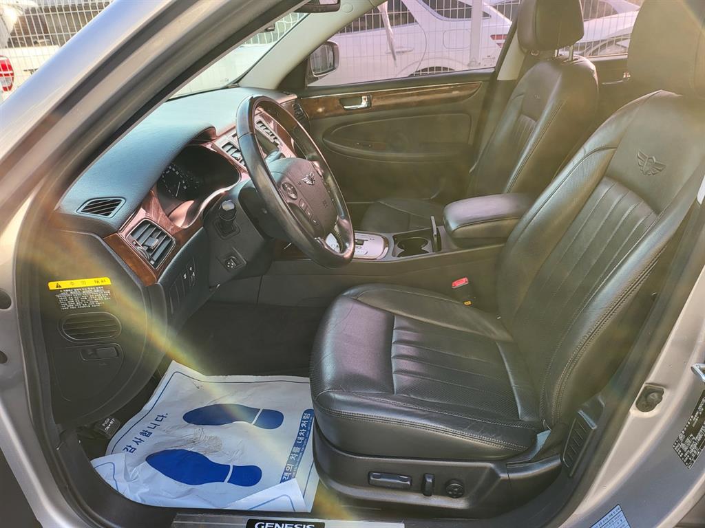 HYUNDAI Genesis - Vista 5