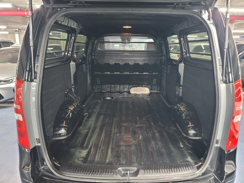 HYUNDAI Starex - Vista 5