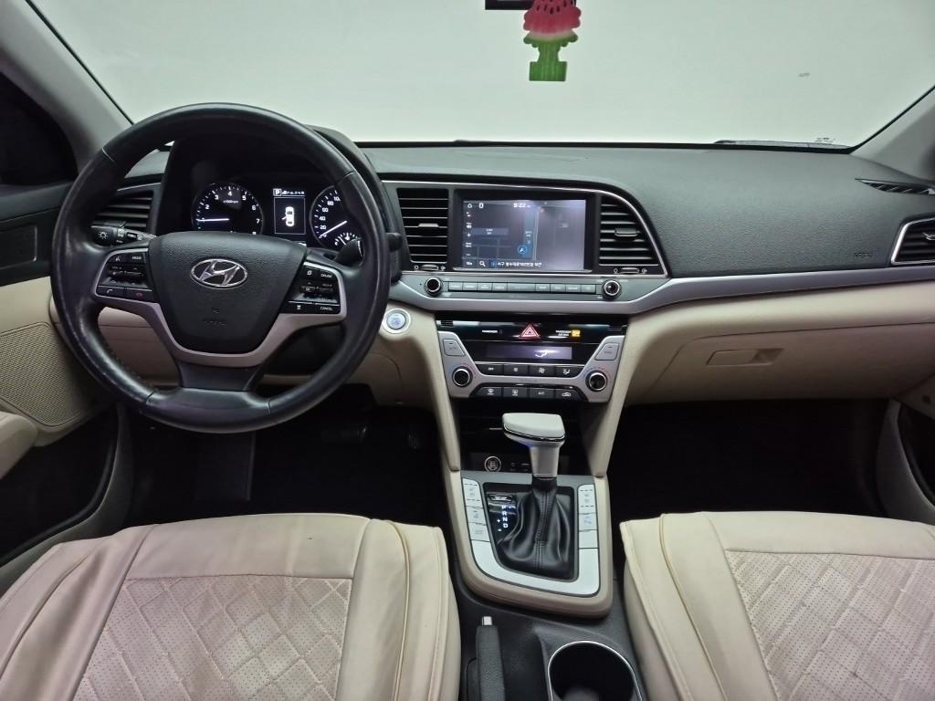 HYUNDAI Avante - Vista 7