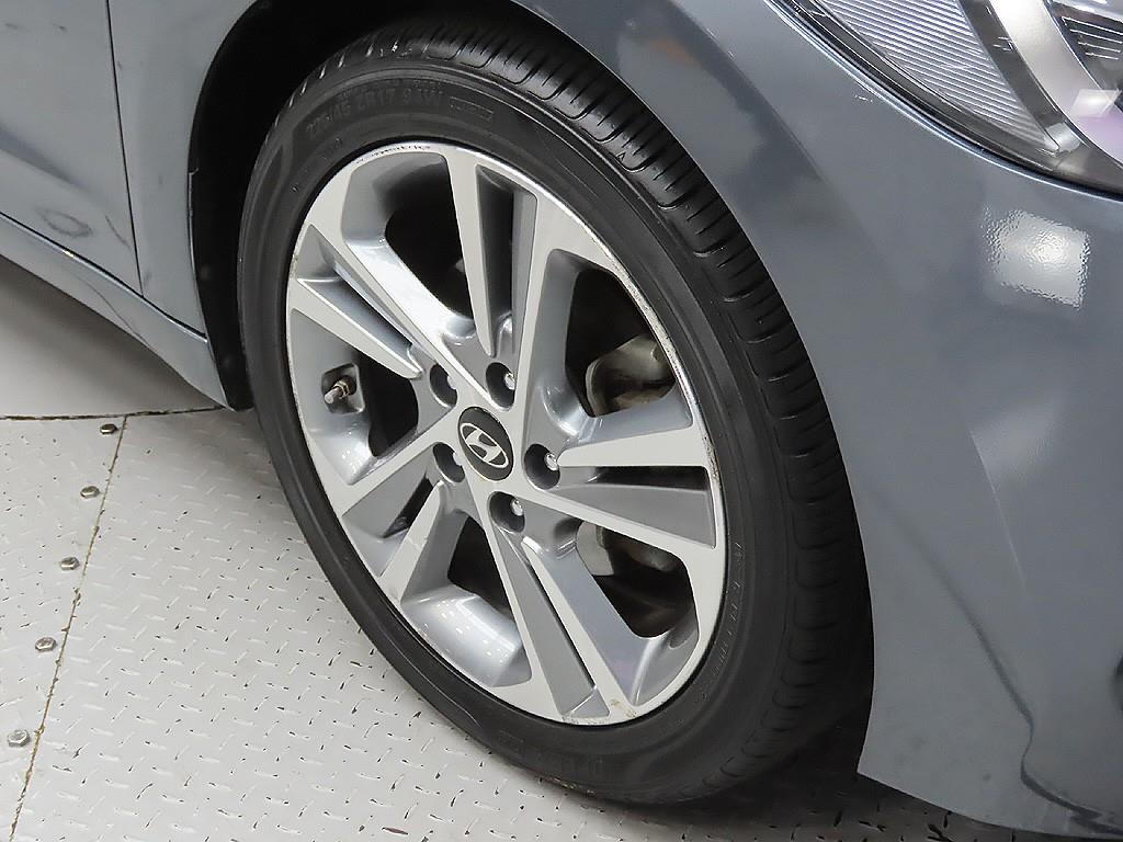 HYUNDAI Avante - Vista 9