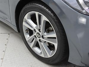 HYUNDAI Avante - Vista 10