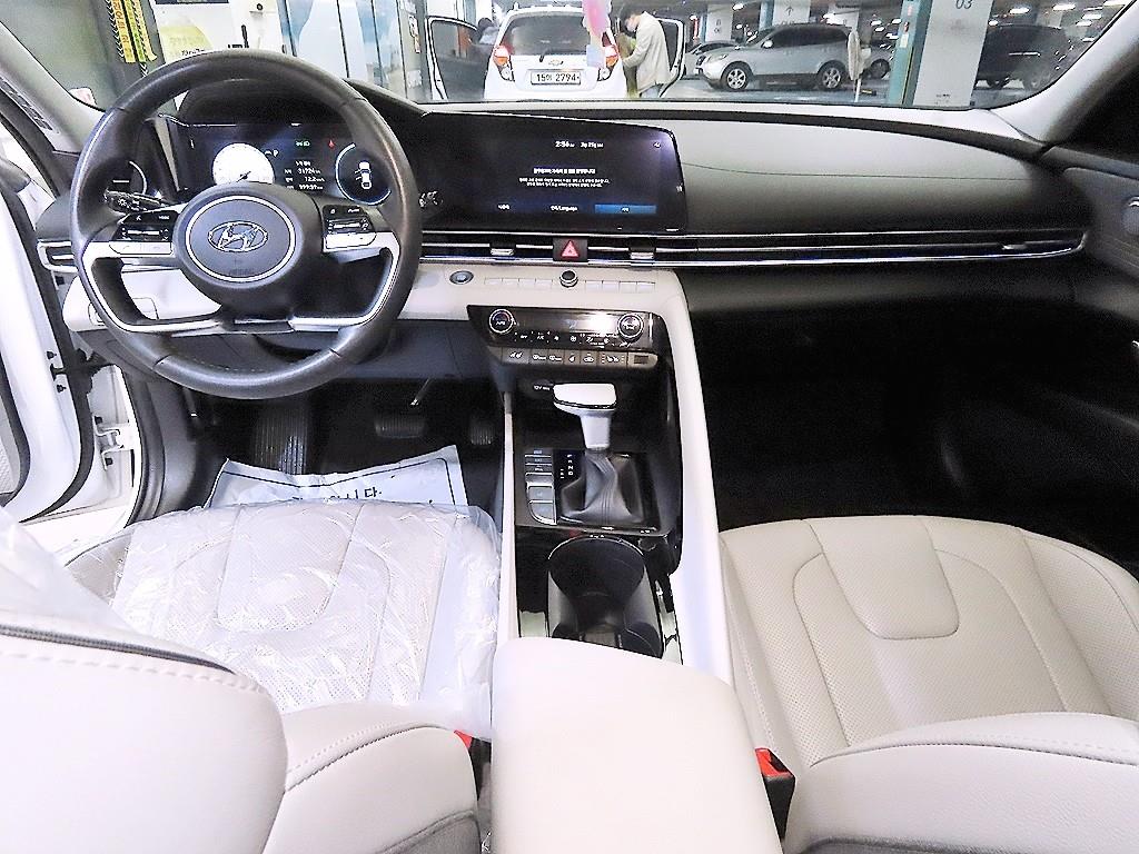 HYUNDAI Avante - Vista 10