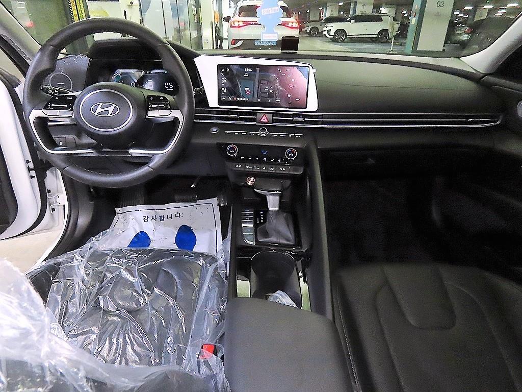 HYUNDAI Avante - Vista 10