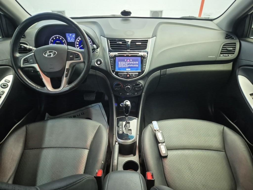 HYUNDAI Accent - Vista 7
