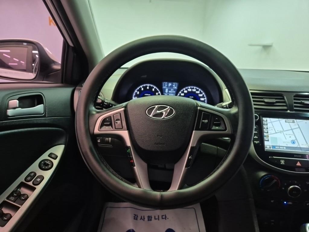 HYUNDAI Accent - Vista 9