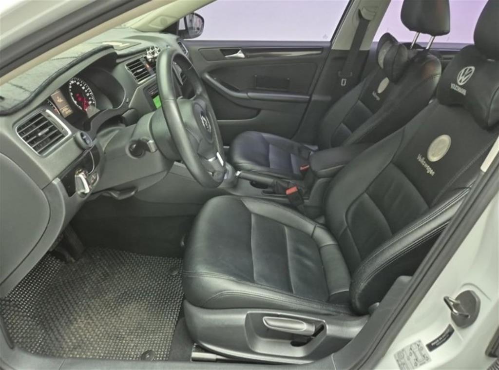 Volkswagen Jetta - Vista 11