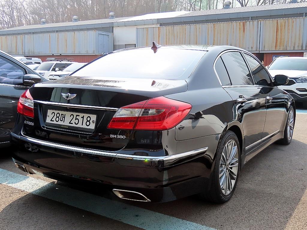 HYUNDAI Genesis - Vista 3