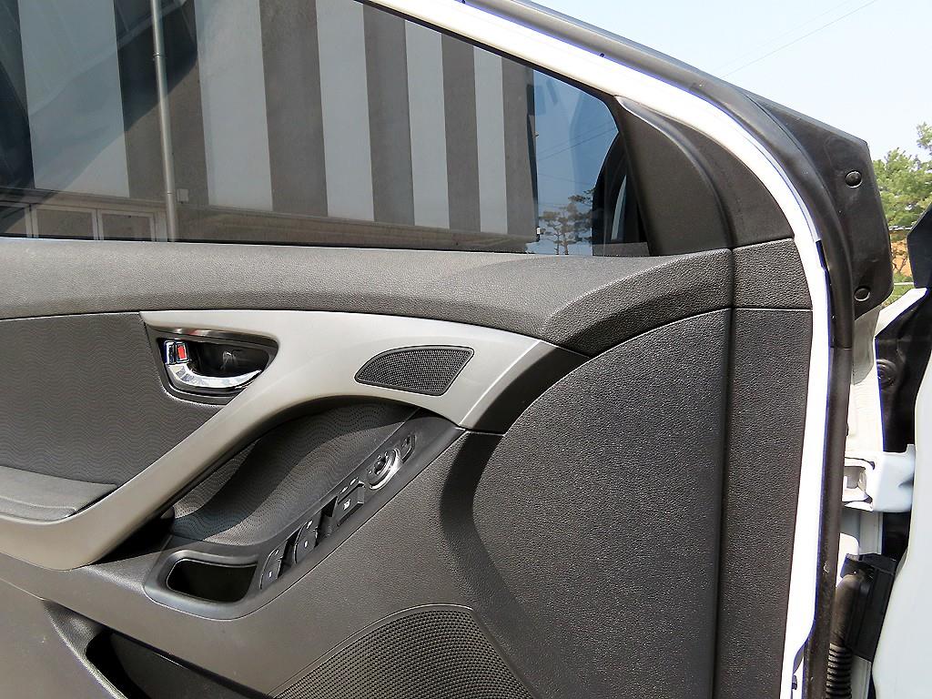 HYUNDAI Avante - Vista 11