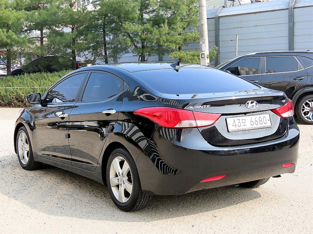 HYUNDAI Avante - Vista 3