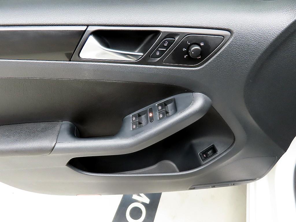 Volkswagen Jetta - Vista 11