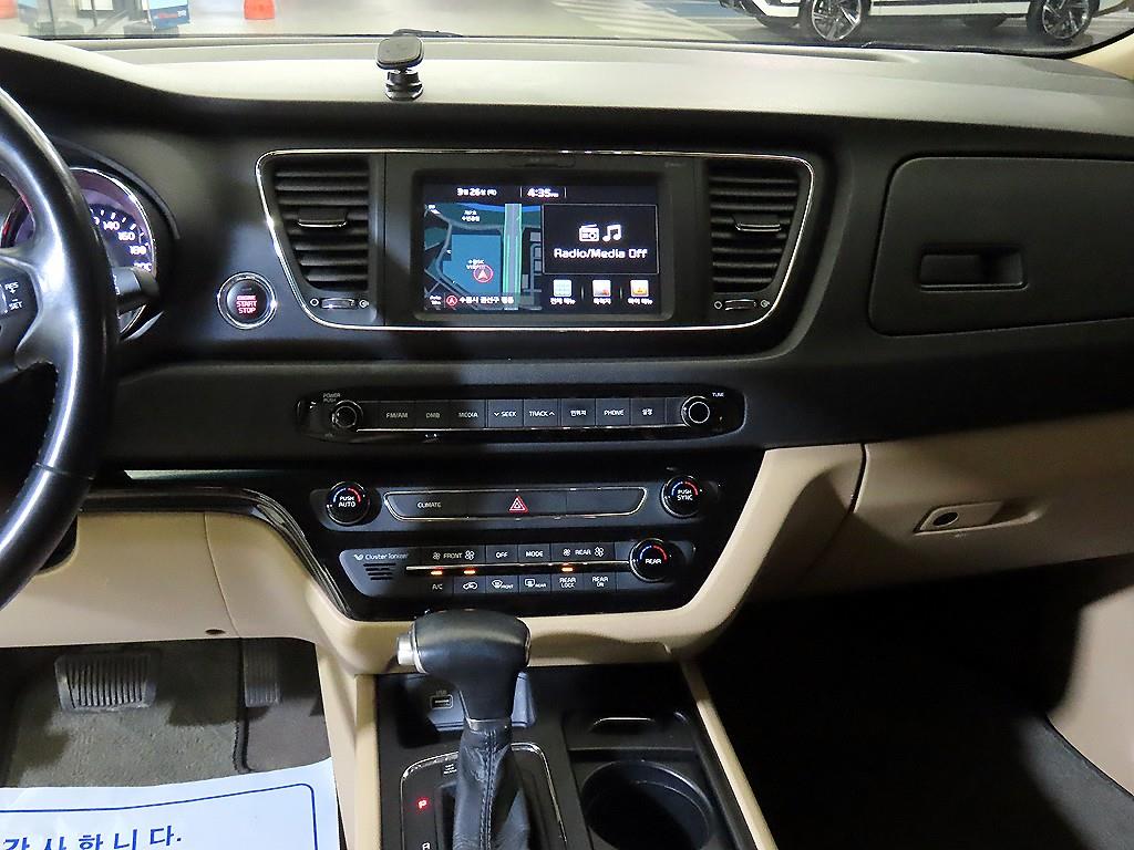 KIA Carnival - Vista 12