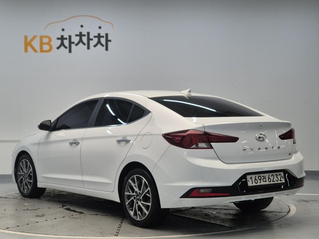 HYUNDAI Avante - Vista 4