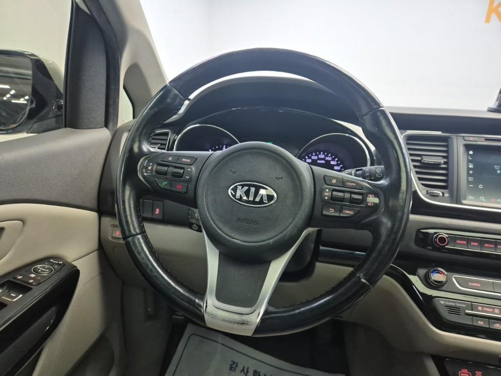 KIA Carnival - Vista 9