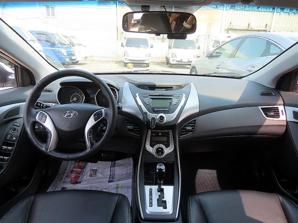 HYUNDAI Avante - Vista 9