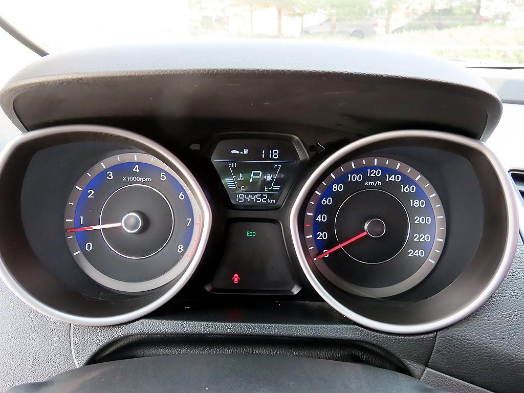 HYUNDAI Avante - Vista 9