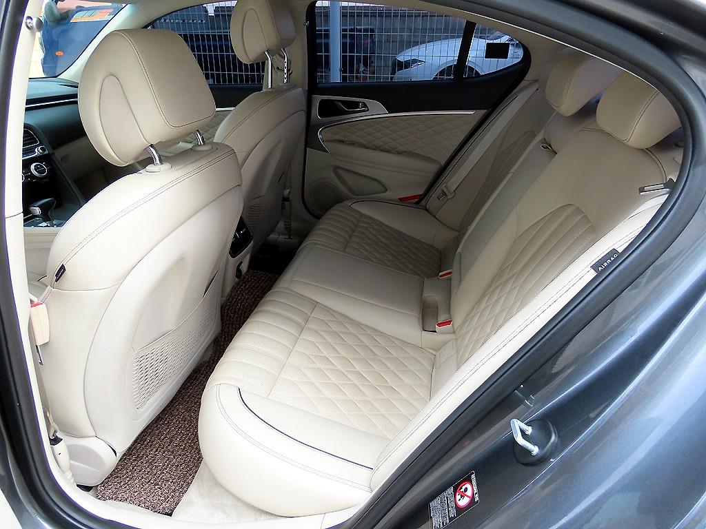 Genesis G70 - Vista 6