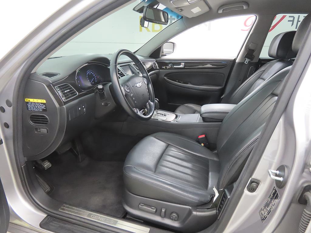 HYUNDAI Genesis - Vista 5