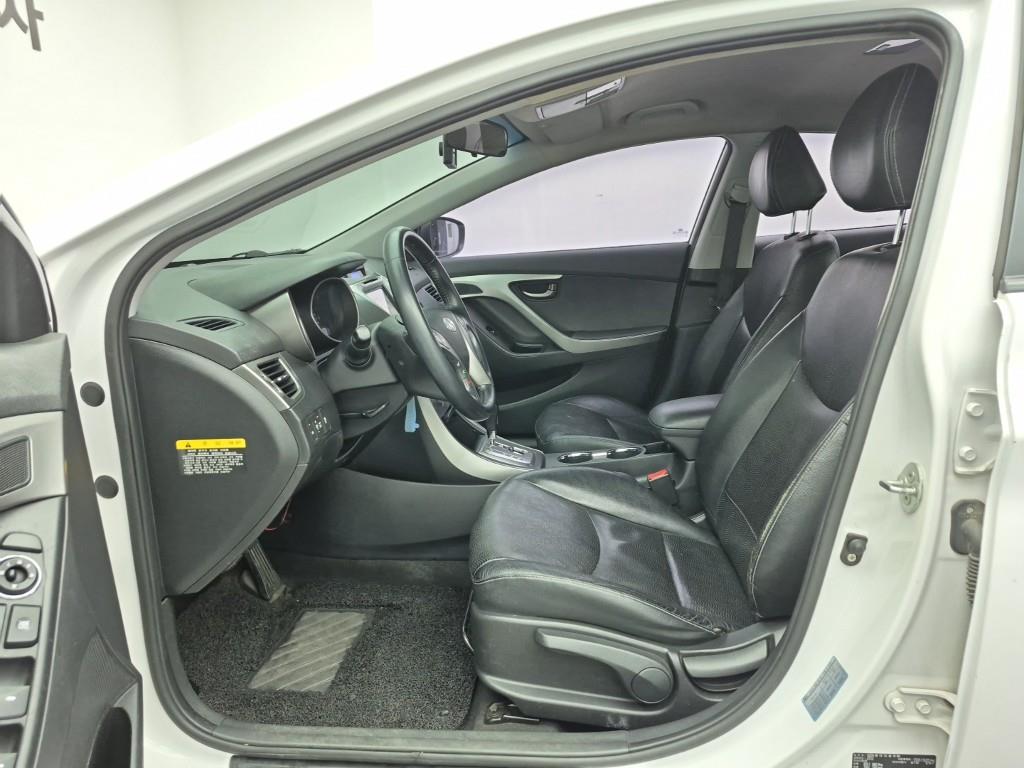 HYUNDAI Avante - Vista 11