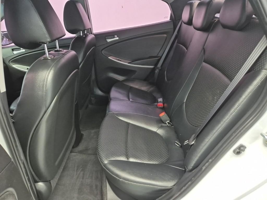 HYUNDAI Accent - Vista 12